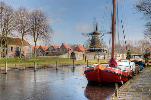 Port de Sloten, « Sleat » en frison, avec vue sur le moulin à blé « De Kaai » et un bateau à fond plat