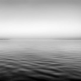Sanfte Ostsee in schwarz-weiß von Manfred Voss, Schwarz-weiss Fotografie