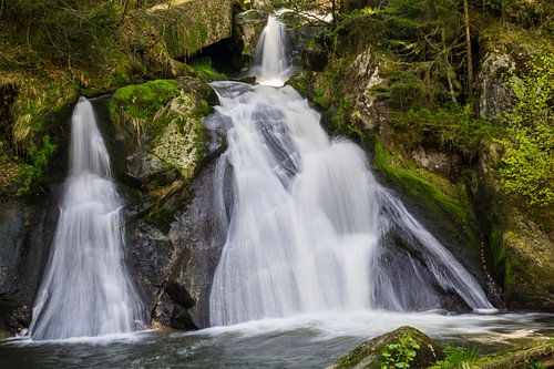 Majestueuze mystieke watervallen in groen oerwoud natuurlandschap panorama