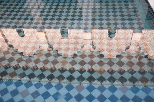 Weerspiegeling in water bij Madrassa Ben Youssef