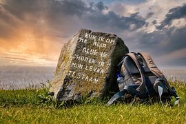 Stein mit Motto auf Ameland von Bart Zeegers