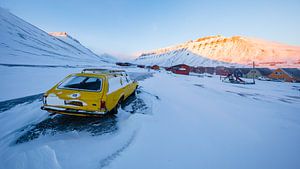 Gelbe Furt (Auto) in Longyearbyen von Martijn Smeets