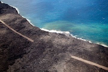 Lava fliesst ins Meer