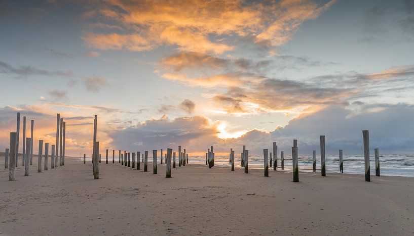 Palendorp Petten tijdens zonsondergang. van Menno Schaefer