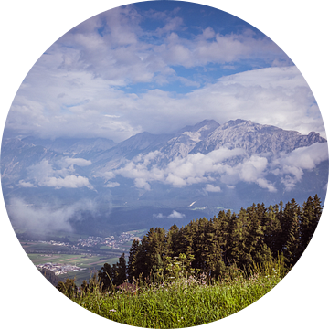 Uitzicht op Innsbruck in het Karwendelgebergte Tirol Oostenrijk van Animaflora PicsStock