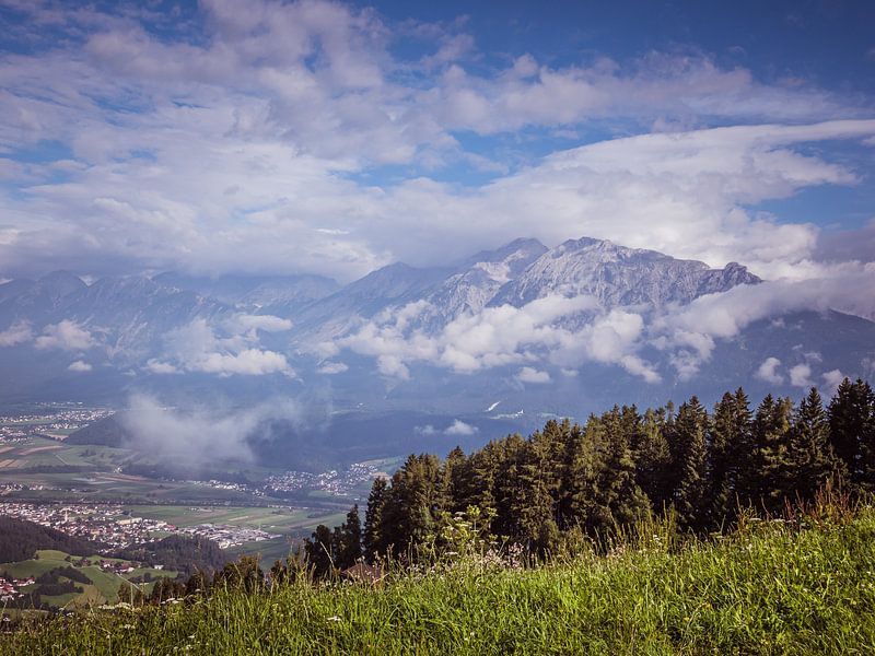 Uitzicht op Innsbruck in het Karwendelgebergte Tirol Oostenrijk van Animaflora PicsStock