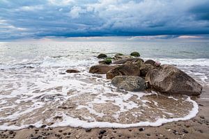 Stones on the Baltic Sea coast van Rico Ködder