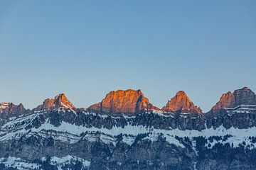 Churfirsten vanaf Flumserberge bij dageraad Alpengloed bij zonsopgang in januari van Martin Steiner