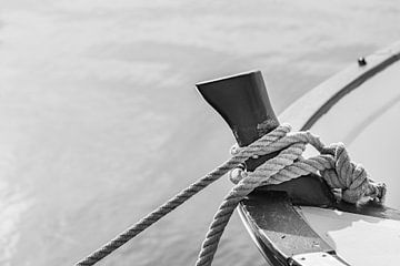 Vue détaillée d'un taquet de corde sur le pont d'un bateau à la photographie grise de style rétro. sur Alex Winter