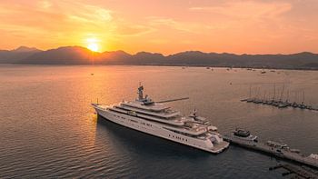 Luxusyacht im Hafen bei Sonnenuntergang