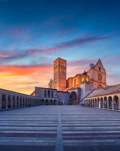 Basilika des Heiligen Franz von Assisi bei Sonnenuntergang - Umbrien, Italien
