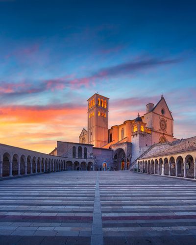Basiliek van Sint Franciscus van Assisi bij zonsondergang - Umbrië, Italië