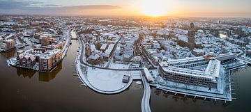 Zwolle panorma tijdens een koude winterochtend van bovenaf gezien van Sjoerd van der Wal Fotografie