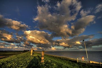 Wolkenlucht met strijklicht bij het water von J.A. van den Ende