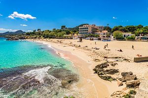 Plage de sable Son Moll à Cala Ratjada à Majorque, Espagne Îles Baléares