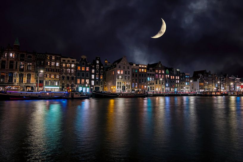 Stadsgezicht van Amsterdam aan de Amstel bij nacht van Eye on You
