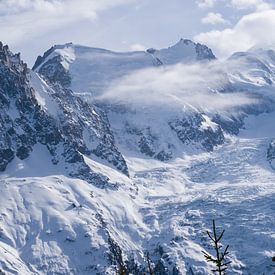 De Mont-Blanc (rechts) en de Aiguille du Midi (links). van Ralph Rozema