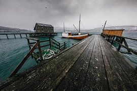 Houten steiger met bootje van Martijn Smeets