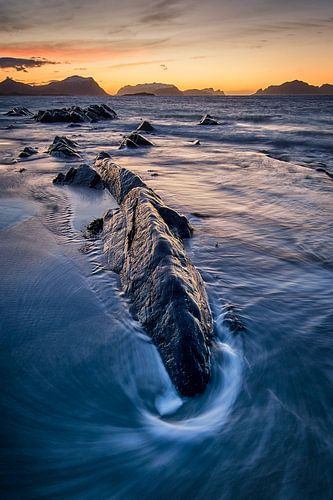 Strand en rotsen op Flø, Ulsteinvik, Norway