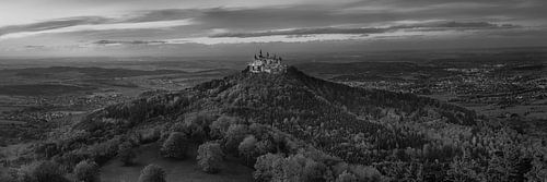 Kasteel Hohenzollern in een weids panoramisch landschap. Zwart en wit.