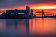 Rode zonsondergang in Rotterdam van Ilya Korzelius thumbnail