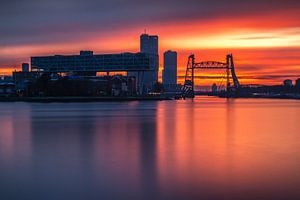 Rode zonsondergang in Rotterdam van Ilya Korzelius