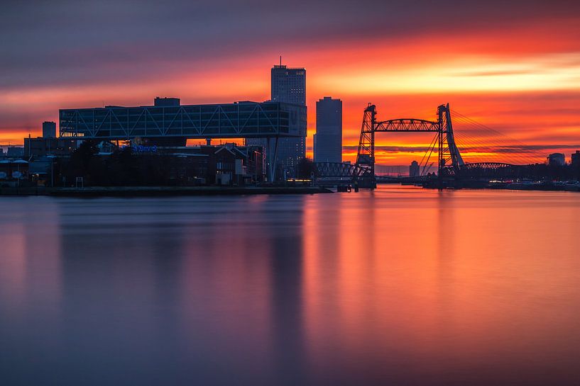 Rode zonsondergang in Rotterdam van Ilya Korzelius