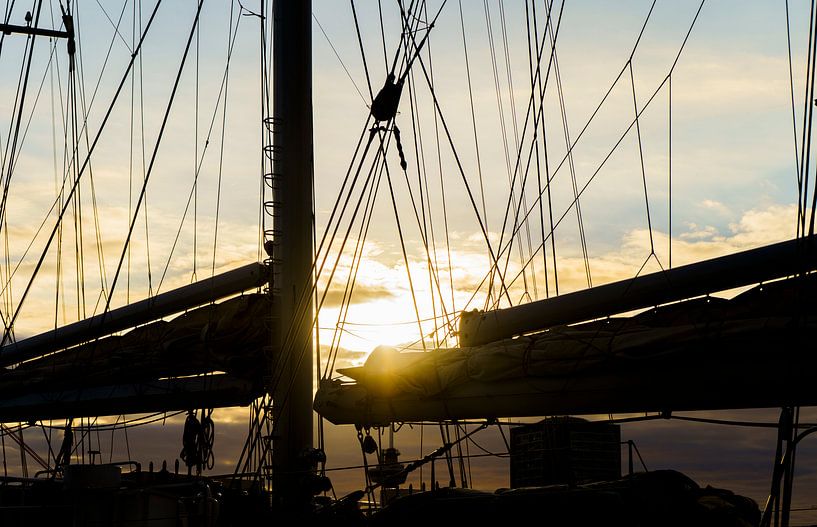 Sunset through the rigging by Muriël Mulder Fotografie