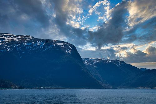 Westkaap in Noorwegen. Fjord en zee met wolken en bergen aan de kust