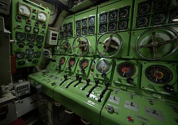 Instrumentenpaneel van een onderzeeboot van Michel Knikker