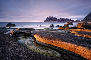 Avondsfeer op het strand van Utakleiv - Mooie Lofoten van Rolf Schnepp