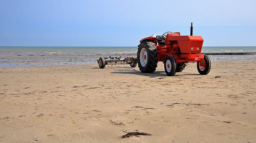 Tracteur sur la plage 1 sur Jaap Tanis