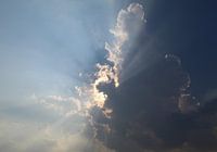 Le soleil derrière les nuages