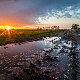 coucher de soleil sur une route de terre mouillée sur Yorben  de Lange