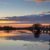 Eisenbahnbrücke in Zwolle mit untergehender Sonne. von Janny Beimers