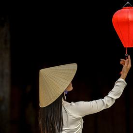 Hoi An, mit Ao Dai und roter Laterne von Ton van den Boogaard