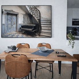 Photo de nos clients: Le piano abandonné et les escaliers par Truus Nijland, sur ArtFrame