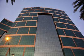 moderne flat gebouw onder helder blauwe hemel