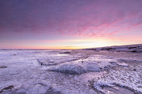 Grote ijsschotsen op de Waddenzee met een mooie zonsopkomst!