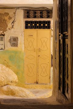 Gele deur | industriële sfeer | Wall art Morocco | straatfotografie | Reisfotografie | Moulay Idriss van Kimberley Helmendag