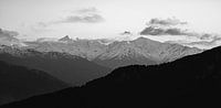 Panorama der französischen Alpen - Schwarz und weiß - Schnee von Joren van den Bos Miniaturansicht