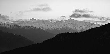 Panorama der französischen Alpen - Schwarz und weiß - Schnee von Joren van den Bos