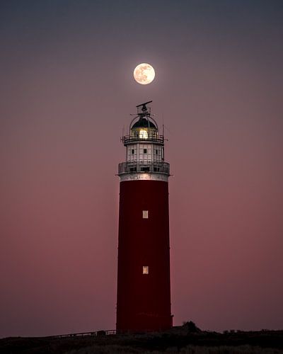 Een volle maan boven de vuurtoren van Texel II | Een reis over Waddeneiland Texel