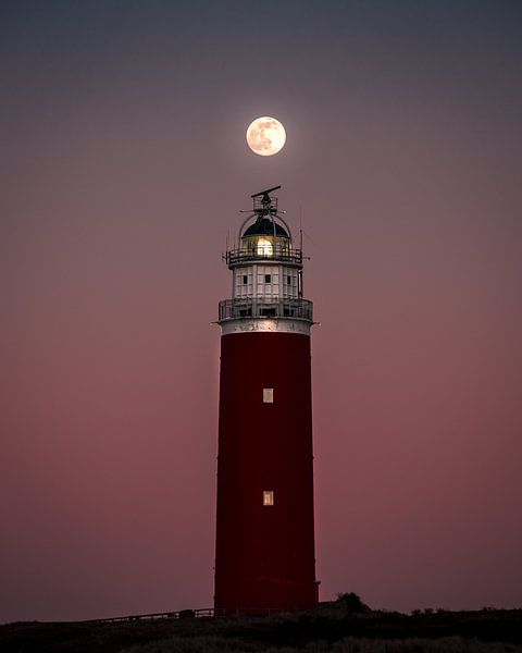 Une pleine lune au-dessus du phare de Texel II | Un voyage à travers les Wadden de Texel par Roos Maryne - Natuur fotografie