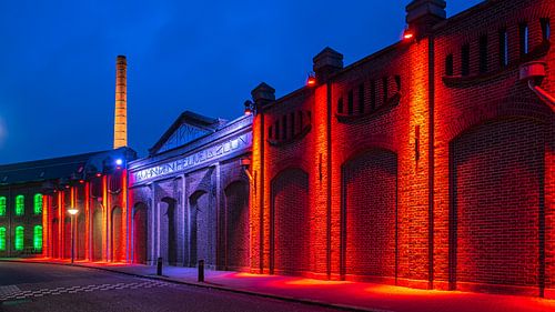 Oude fabrieksmuur aangelicht