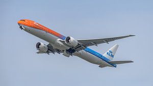 Opgestegen KLM Boeing 777-300 de Orange Pride. van Jaap van den Berg
