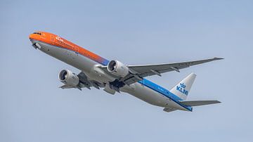 Opgestegen KLM Boeing 777-300 de Orange Pride. van Jaap van den Berg