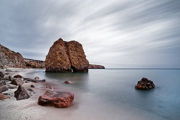 Strand mit rötlichen Steinblöcken, Wasser- und Wolkenbewegung von Ralf Lehmann