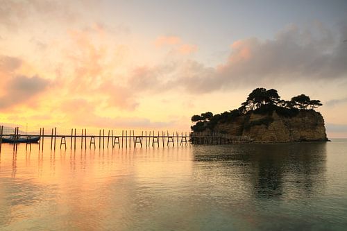 Houten loopbrug naar Cameo Island, Zakynthos, Griekenland.