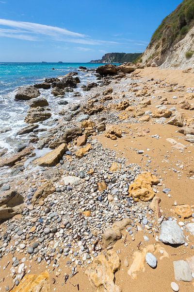 Grieks landschap kust met zee strand rotsen en bergen van Ben Schonewille